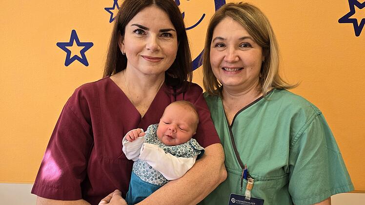 Krankenhaus Lauf feiert das 500. Baby des Jahres und gratuliert der Familie