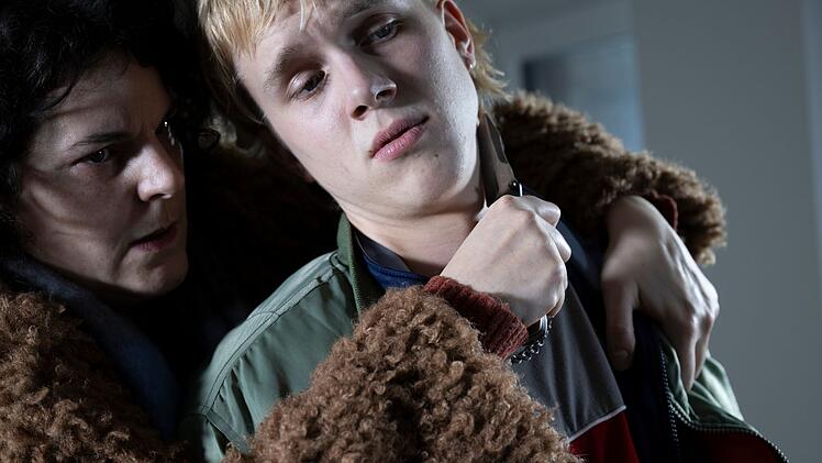 Sabine Schnell (C&eacute;cile Gujer) ist sich sicher, dass Marvin Claudius (Noah Kraus) das Leben ihres Sohnes, seines Freundes, auf dem Gewissen hat.