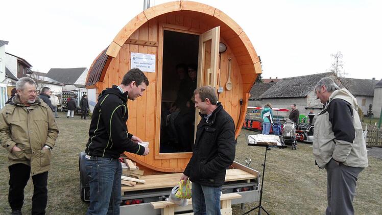 Bei Bernhard Selig (links) standen die Gäste zum Probesitzen Schlange: Das Fass auf Rädern birgt eine Sauna, die mollig warm geheizt war.