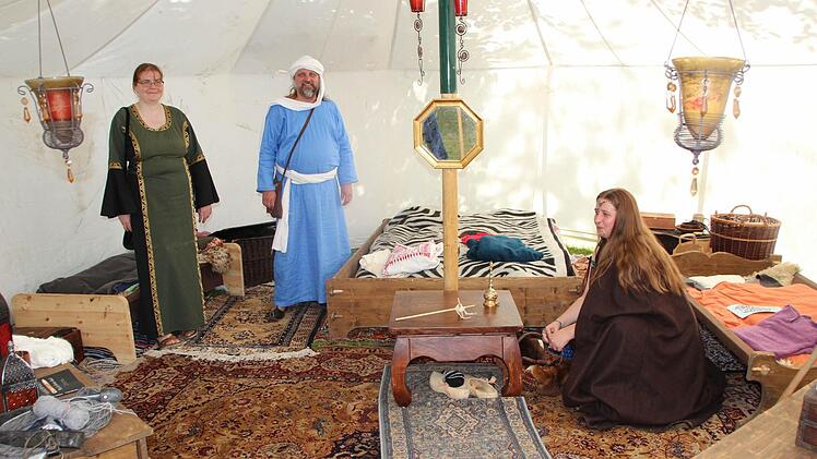 Belllamere McDraklen, Al Samir und Katharina Delany geben Einblick in ein mittelalterliches Gemach. Foto: Eckehard Kiesewetter