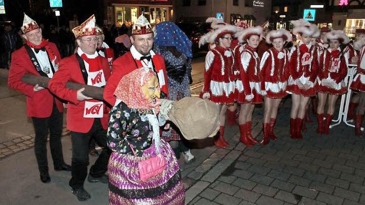 Mit einem Rammbock begehrten die Neunkirchner Narren Einlass ins Rathaus.  Fotos: fra-press