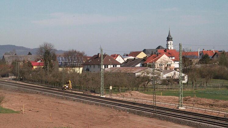 Die Bahntrasse bei Ebensfeld. Derzeit laufen die Verhandlungen, wie weit die Lärmschutzwände reichen.