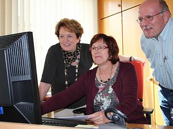 Blick ins neue Bürgerportal: Hannelore Schneider surft im Internet. Bürgermeisterin Brigitte Meyerdierks und Geschäftsleiter Anton Kiefer schauen ihr dabei über die Schulter. Foto: Ulrike Müller