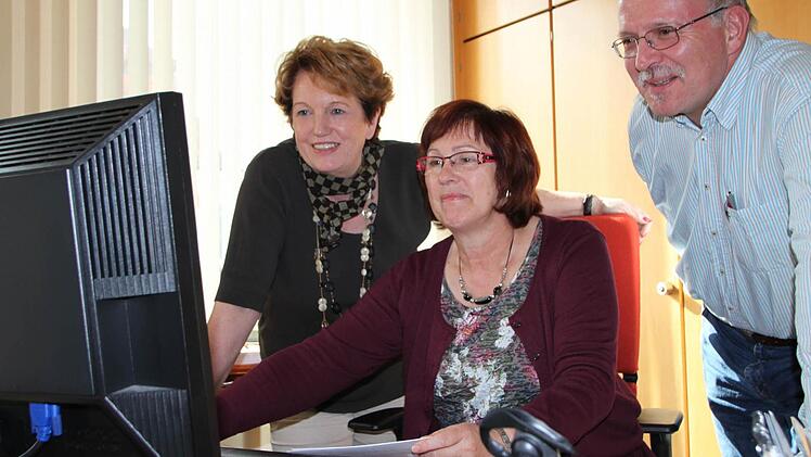 Blick ins neue Bürgerportal: Hannelore Schneider surft im Internet. Bürgermeisterin Brigitte Meyerdierks und Geschäftsleiter Anton Kiefer schauen ihr dabei über die Schulter. Foto: Ulrike Müller