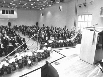 Der damalige Direktor des Unesco-Welterbezentrums in Paris, Bernd von Droste zu Hülshoff (rechts), sprach beim Festakt in der Konzerthalle. Bamberg hätte eine "Auszeichnung im Weltmaßstab" erhalten, die aber auch eine Verpflichtung beinhalte. Foto: Rudolf Mader