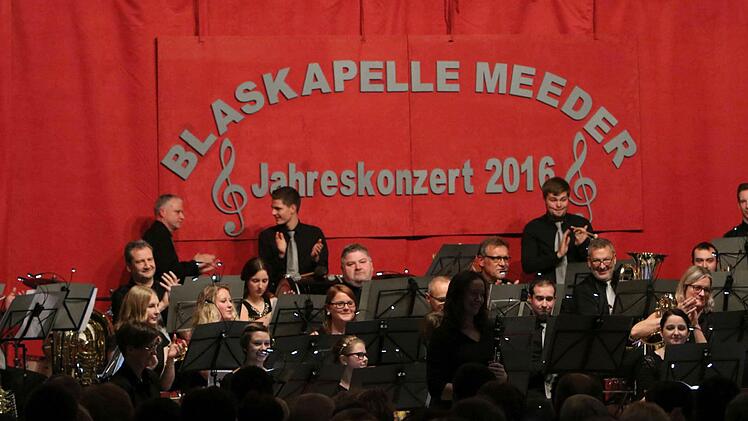 Begeisterten Beifall verdiente sich die Blaskapelle Meeder bei ihrem Jahreskonzert in der ausverkauften Schulturnhalle. Foto: Jochen Berger