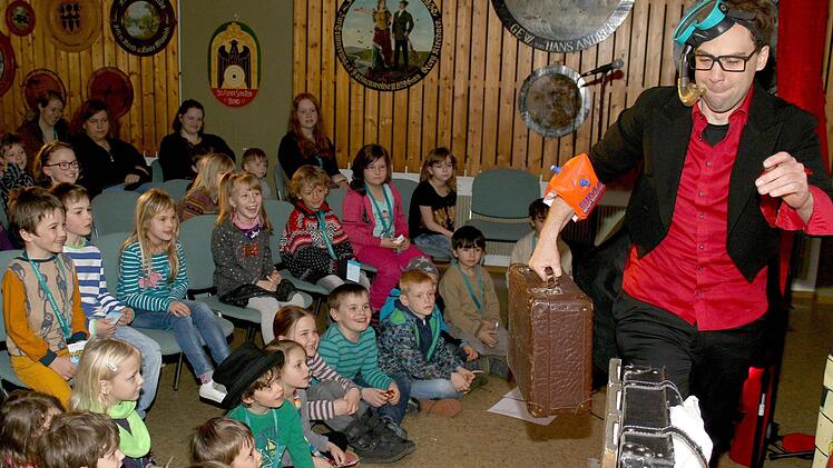 Direkt aus dem Badeurlaub in die Schießhalle im Ebelsbacher Bürgersaal: Zauberer ZaPPaloTT. Foto: Ralf Naumann