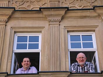 Björn Hein (links) und Christian Neugebauer führen am Tag des offenen Denkmals durch das unbekannte Deutschordensschloss. Foto: Heike Beudert