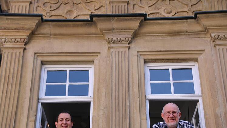 Björn Hein (links) und Christian Neugebauer führen am Tag des offenen Denkmals durch das unbekannte Deutschordensschloss. Foto: Heike Beudert