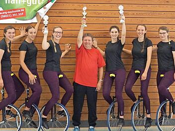 Überglücklich waren die sechs Reuther Radsportlerinnen mit ihrem sportlichen Leiter und Vorsitzenden Thomas Bittruf. Im Bild (von links): Anne Voit, Tina Katholing, Vanessa Schwarz, Vorsitzender Thomas Bittruf, Marie Fischer, Veronika Lurz und Annika Stumpf.  Foto: Bittruf, RSV Reuth