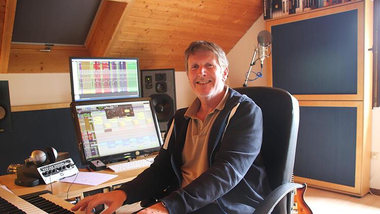 Musiker Gerald Meyer wohnt in Oberelsbach und macht plattdeutsche Musik für Ostfriesland. Früher lebte er in Rothhausen, wo er immer noch im Wendelinus-Chor mitsingt.  Foto: Michael Nöth