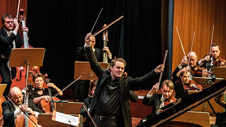Der Pianist Alexander Schimpf war der umjubelte Solist beim Sinfoniekonzert des Landestheaters im Coburger Kongresshaus. Am Dirigentenpult stand als Gast Johannes KlumppFoto: Jochen Berger