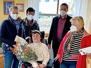 Bei der Spendenübergabe, von links: Sigrid Hübschmann, Lydia Herbst (beide Frauenunion), Emily Wolf, Rainer Schmeußer und Karin Dittrich (beide CSU Ebermannstadt)