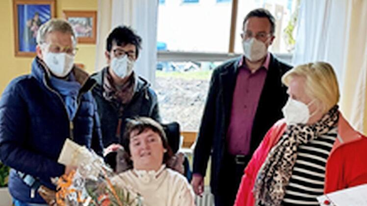 Bei der Spendenübergabe, von links: Sigrid Hübschmann, Lydia Herbst (beide Frauenunion), Emily Wolf, Rainer Schmeußer und Karin Dittrich (beide CSU Ebermannstadt)