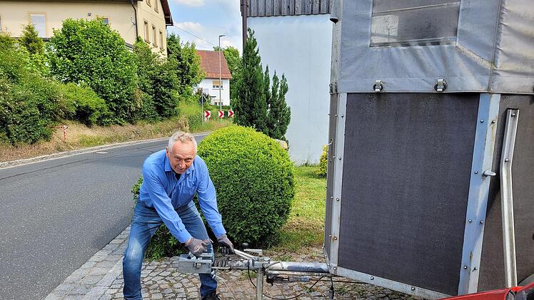 Wilhelm Gaebelein hat seinen Pferdeanhänger direkt an der Staatsstraße abgestellt.