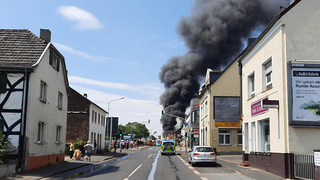 Bamberg: Feuerwehren trauern nach Brand von Motorradladen in Sankt Augustin um tote Kollegen