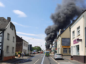 Bamberg: Feuerwehren trauern nach Brand von Motorradladen in Sankt Augustin um tote Kollegen