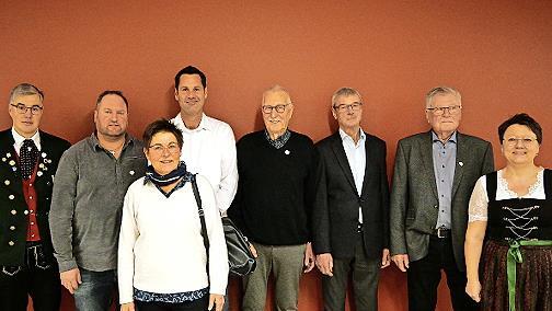 Auch zahlrreiche passive Mitglieder sind von Hubert Kuhn (links) und Martina Straub (rechts) geehrt worden.