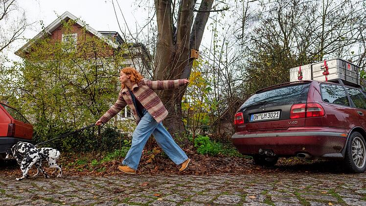 Jule (Marleen Lohse) hat zwei Dalmatiner aus Griechenland mitgebracht. Doch kaum ist sie mit ihnen in Schwanitz angekommen, werden die Tiere gestohlen. Jule hat sofort das neue chinesische Restaurant in Verdacht. Man wei&szlig; ja, was in China so gegessen wird ... Im Fall "Fette Ente mit Pilzen" wird augenzwinkernd mit Klischees gespielt.