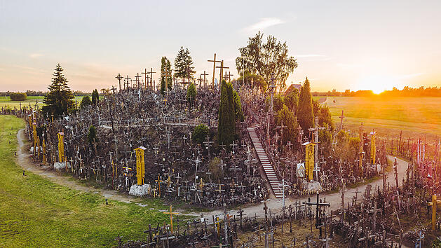 Berg Der Kreuze Hill Of Crosses Kryžių Kalnas Kryziu Kalnas Litauen &Scaron;iauliai Drohnenaufnahme Luftbild Vogelperspektive Kreuzh&uuml;gel Kreuze Pilgerst&auml;tte Wallfahrtsort Katholisch Religion Glaube Spiritualit&auml;t Votivgaben Symbol Widerstand Geschichte Sowjetzeit Nationales Wahrzeichen Landschaft Muster Atmosph&auml;re Stille Unheimlich G&auml;nsehaut Dark Tourism Horror Reiseziele Europa Gruselige Orte Fotomotiv Reise Inspiration