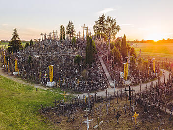Berg Der Kreuze Hill Of Crosses Kryžių Kalnas Kryziu Kalnas Litauen &Scaron;iauliai Drohnenaufnahme Luftbild Vogelperspektive Kreuzh&uuml;gel Kreuze Pilgerst&auml;tte Wallfahrtsort Katholisch Religion Glaube Spiritualit&auml;t Votivgaben Symbol Widerstand Geschichte Sowjetzeit Nationales Wahrzeichen Landschaft Muster Atmosph&auml;re Stille Unheimlich G&auml;nsehaut Dark Tourism Horror Reiseziele Europa Gruselige Orte Fotomotiv Reise Inspiration