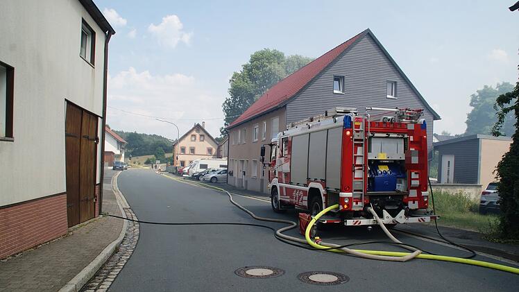 Brand im Dachstuhl: Feuer zerst&ouml;rt Doppelhaus im Kreis Bayreuth