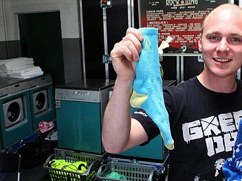 Auch Stars haben dreckige W&auml;sche zu waschen: Achim Topf betreibt  die Rock'n'Roll-Laundry, die unter anderem bei Rock im Park die Hemden der Toten Hosen b&uuml;gelte. Sein W&auml;schereiservice steht den auftretenden Bands und ihren Crews zur Verf&uuml;gung.  Fotos: Thomas Frey, dpa