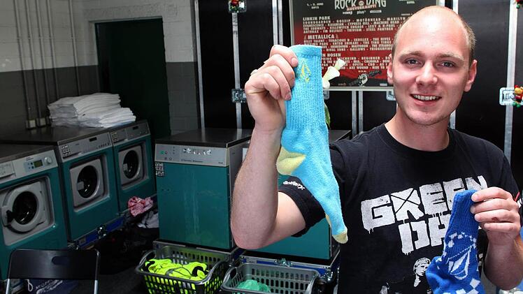 Auch Stars haben dreckige W&auml;sche zu waschen: Achim Topf betreibt  die Rock'n'Roll-Laundry, die unter anderem bei Rock im Park die Hemden der Toten Hosen b&uuml;gelte. Sein W&auml;schereiservice steht den auftretenden Bands und ihren Crews zur Verf&uuml;gung.  Fotos: Thomas Frey, dpa