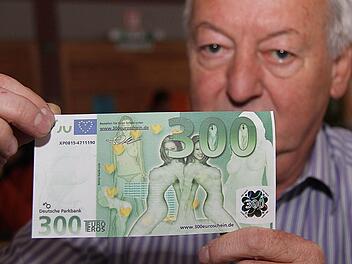 Skurrile Banknoten hatte Artur Bömmel parat.  Der Garitzer Münzsammler kennt sich bestens mit Geld aus. Foto: Gerd Schaar