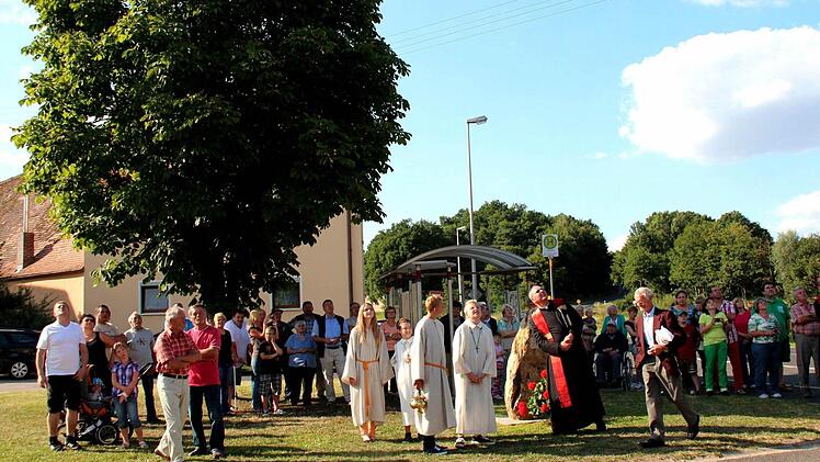 Alles schaut gebannt nach oben.