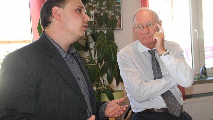 Franz Maget (re.) ließ sich vom Leiter des MGH Frank Gerstner (li.) das Haus zeigen.