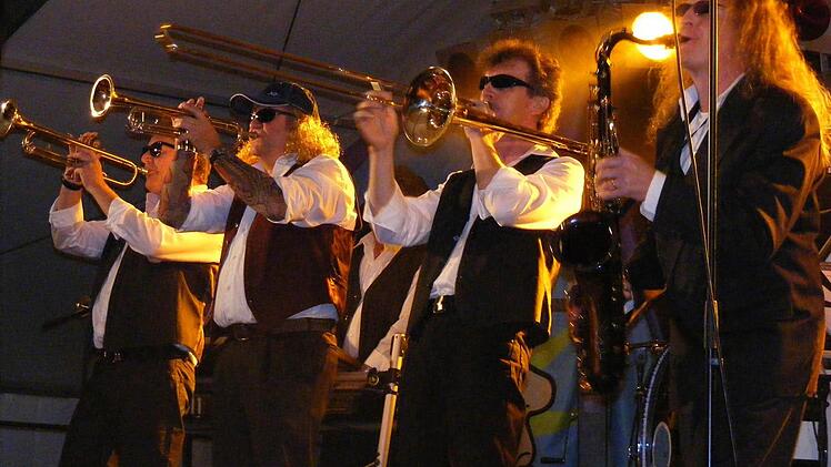 Die Blues Brothers Revival Band präsentierte eine mitreißende Bühnenshow und musikalische Raffinesse.