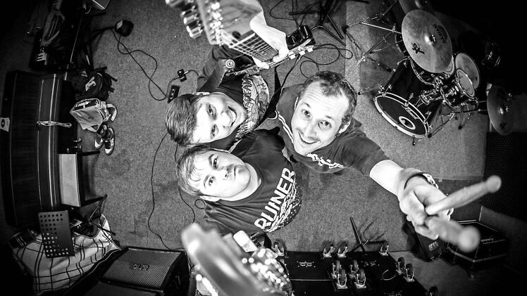 Die "Mofakette", ein Stuttgarter Punkexport, läuft noch immer wie geschmiert. Davon können sich die Fans am 7. Februar überzeugen, wenn Paddy (Bass und Gesang), Lampe (Gitarre und Gesang) und Hotte (Schlagzeug und Gesang) im Struwwelpeter abrocken.  Foto: privat