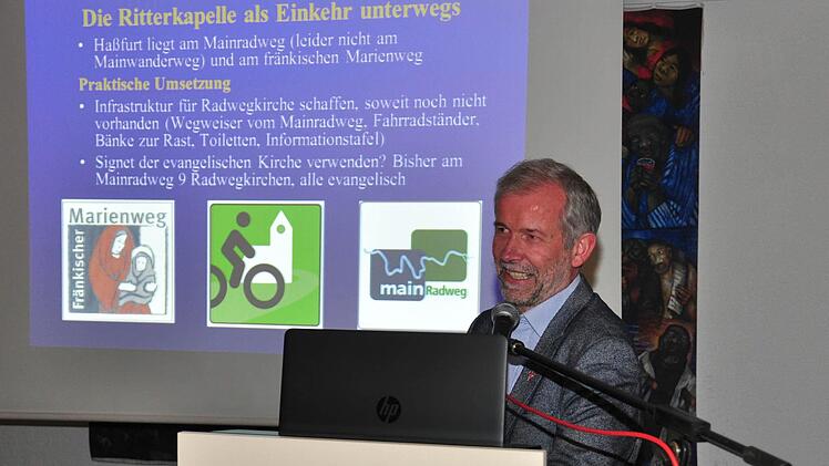 Professor Dr. Michael Rosenberger hielt im Pfarrsaal in Haßfurt einen interessanten Vortrag zum Thema "Die Zukunft kommen lassen - Die Ritterkapelle als Pilgerziel im 21. Jahrhundert". Foto: Ulrika Langer