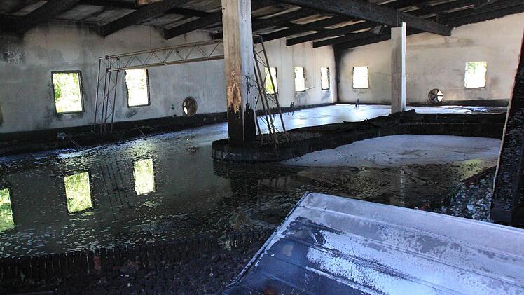 Das Innere der Halle am Tag nach dem Brand Foto: Matthias Einwag