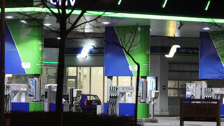 An dieser Tankstelle in Ebelsbach sowie an einer weiteren Tankstelle in Haßfurt hatte der 20-Jährige jeweils zwei Mal zugeschlagen. Nach dem vierten Vorfall gelang es der Polizei, den Täter zu fassen - ein Fahndungserfolg, der sich auch in der Statistik 2015 niederschlägt.  Foto: ks/Archiv