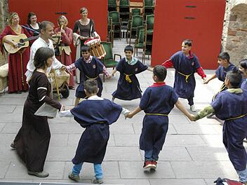 Tanzen zu den Minneliedern des Mittelalters ist bei allen Kindern beliebt. Fotos: Winfried Ehling