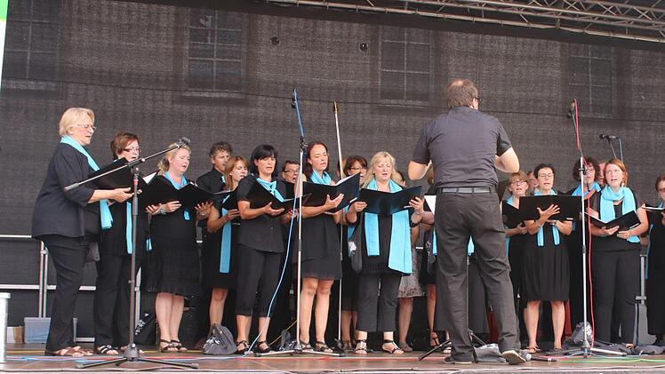 Warb gleich für sein Sommerkonzert am 23. Juli: Der Chor "Akustica" sang drei Lieder und eine Zugabe.