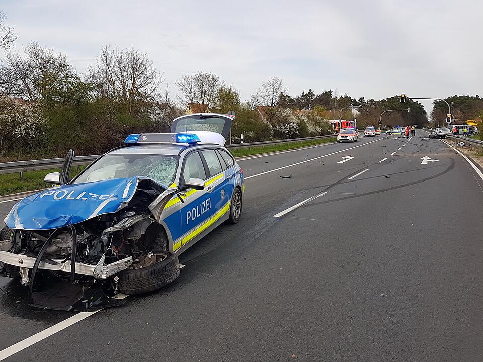 Tödlicher Unfall bei Zirndorf: Motorradfahrer stirbt nach Kollision mit Polizeiauto