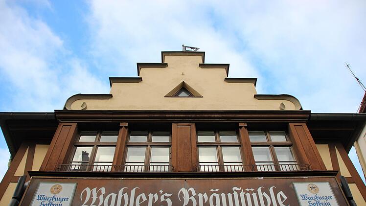 Markante Fassade: Die Kissinger Kultkneipe Zoom Eulenspiegel. Foto: Benedikt Borst