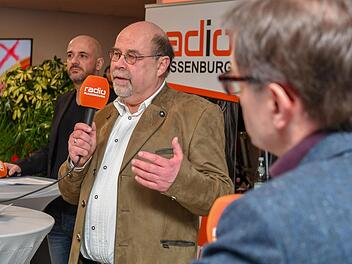 OB-Kandidat Hagen Hartmann (AfD) stand Radio-Plassenburg-Programmchef Markus Weber (links) und BR-Redaktionsleiter Alexander Müller (rechts) Rede und Antwort. Foto: Ronald Rinklef