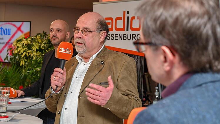 OB-Kandidat Hagen Hartmann (AfD) stand Radio-Plassenburg-Programmchef Markus Weber (links) und BR-Redaktionsleiter Alexander Müller (rechts) Rede und Antwort. Foto: Ronald Rinklef