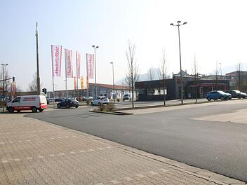 Der Parkplatz des Media-Markts - weitgehend leer. Foto: Anita Latifi