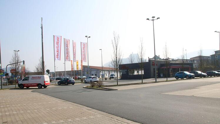 Der Parkplatz des Media-Markts - weitgehend leer. Foto: Anita Latifi