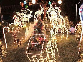 Im weihnachtlichen Glanz erstrahlt das Anwesen der Carpentiers. Fotos: Josef Hofbauer