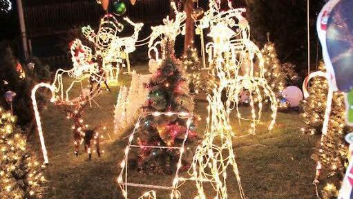 Im weihnachtlichen Glanz erstrahlt das Anwesen der Carpentiers. Fotos: Josef Hofbauer