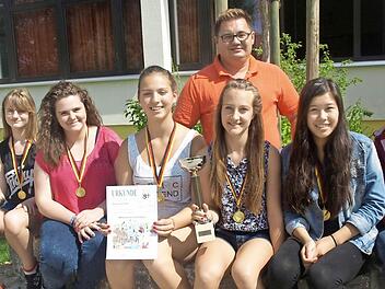 Als Kreismeister überzeugten die Mädchen der Altersklasse II der Mittelschule Oerlenbach. Unser Foto zeigt (von links) das Team mit Elisabeth Vollmann, Emma Erhard, Olivia Stichler, Lara Zwirlein, Luisa Vogel und Hanna Kuhn mit Lehrer und Betreuer Thomas Lenz. Foto: Stefan Geiger
