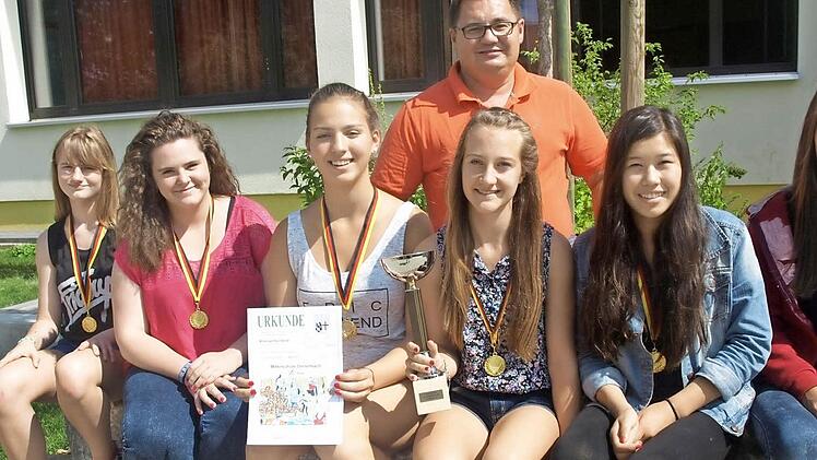 Als Kreismeister überzeugten die Mädchen der Altersklasse II der Mittelschule Oerlenbach. Unser Foto zeigt (von links) das Team mit Elisabeth Vollmann, Emma Erhard, Olivia Stichler, Lara Zwirlein, Luisa Vogel und Hanna Kuhn mit Lehrer und Betreuer Thomas Lenz. Foto: Stefan Geiger