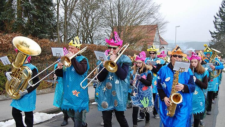 Rosenmontagszug in Stangenroth. Foto: Sigismund von Dobschütz