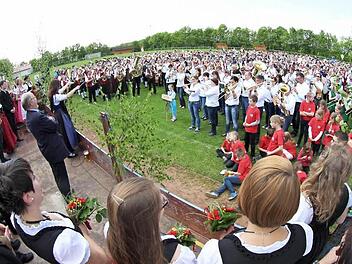 Rund 1000 Musiker aus den Musikvereinen, die am Umzug teilgenommen hatten, versammelten sich zum Gemeinschaftschor. Foto: Dieter Britz
